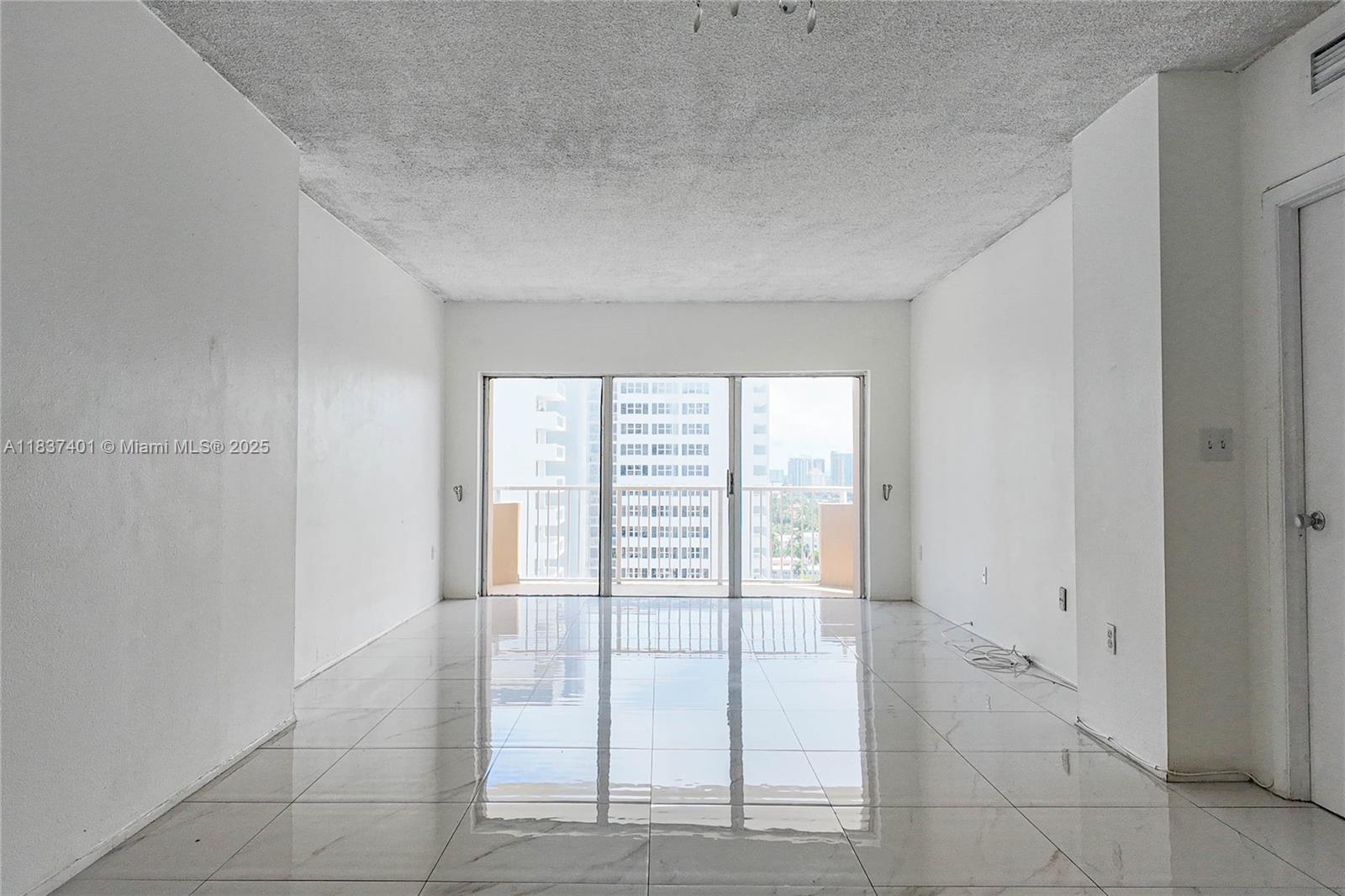 See details 17L 1 / 2 870 sq. ft. $ 2025-07-15 0 Photo