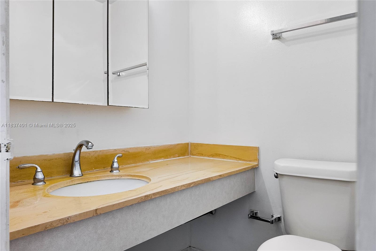 See details 17L 1 / 2 870 sq. ft. $ 2025-07-15 0 Photo