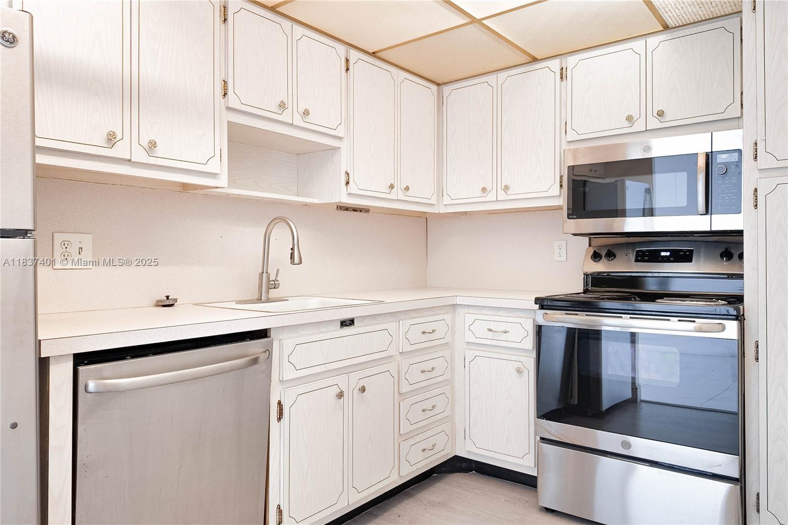 See details 17L 1 / 2 870 sq. ft. $ 2025-07-15 0 Photo
