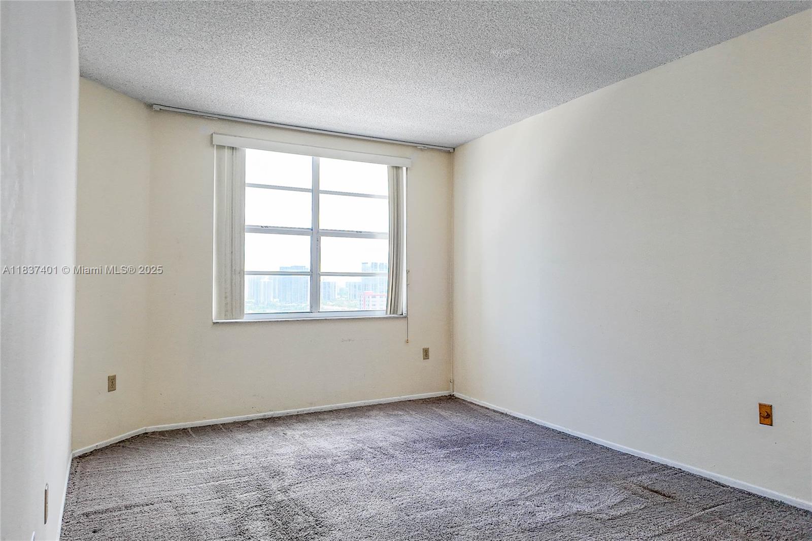 See details 17L 1 / 2 870 sq. ft. $ 2025-07-15 0 Photo