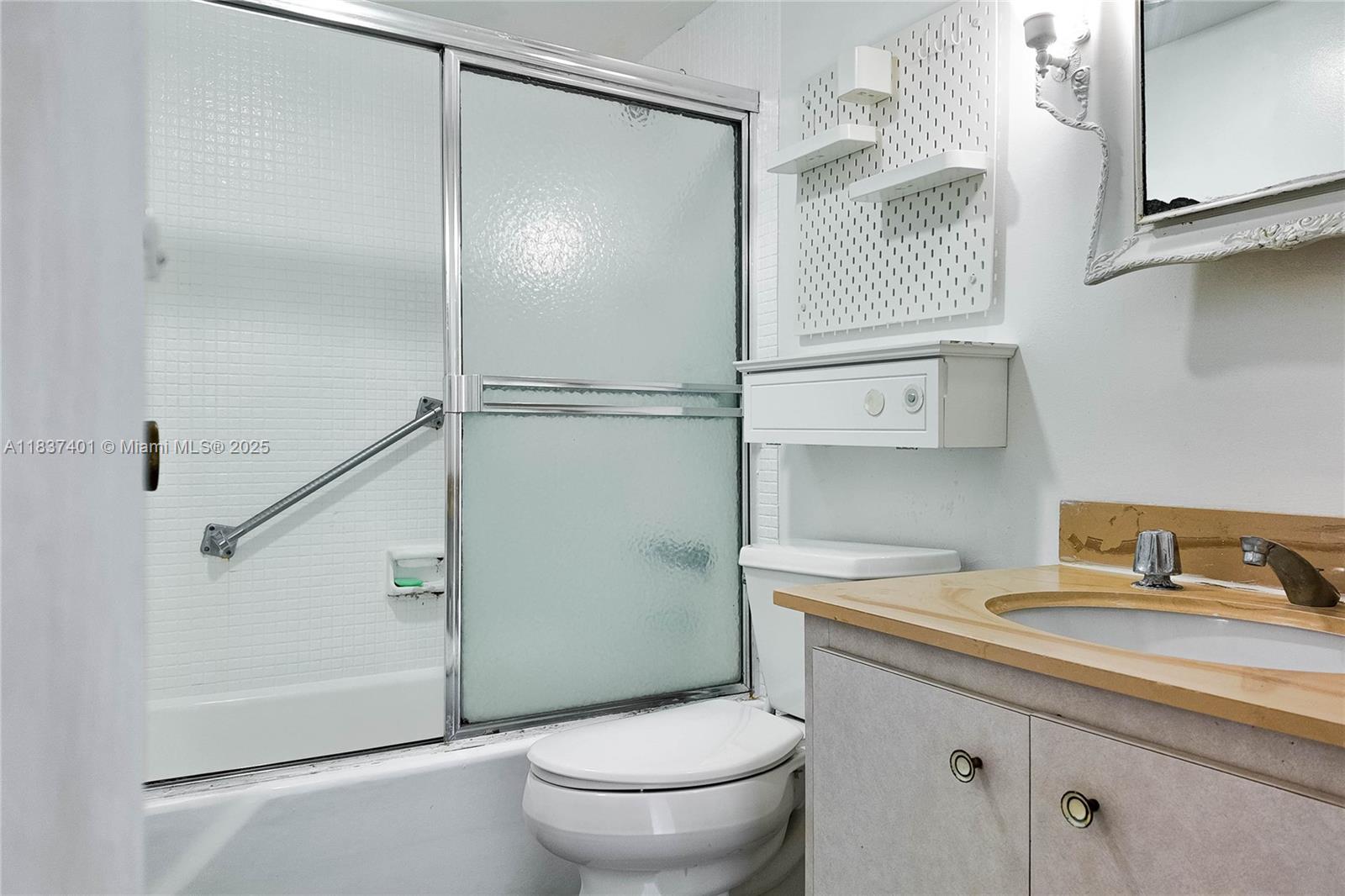 See details 17L 1 / 2 870 sq. ft. $ 2025-07-15 0 Photo
