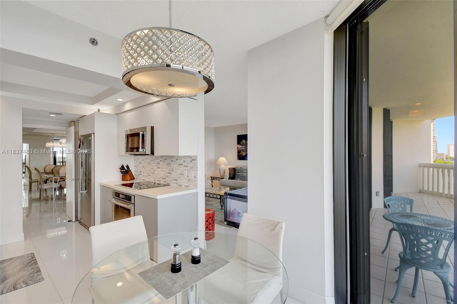 Ver detalles 808 2 / 2 1560 sq. ft. $ 2025-07-09 0 foto