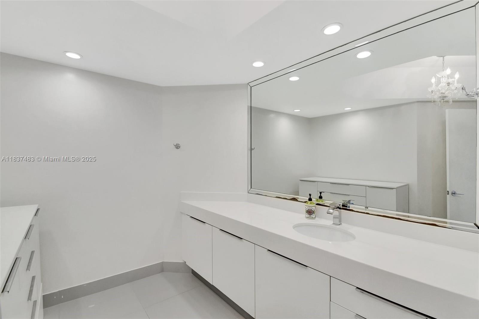 Ver detalles 808 2 / 2 1560 sq. ft. $ 2025-07-09 0 foto