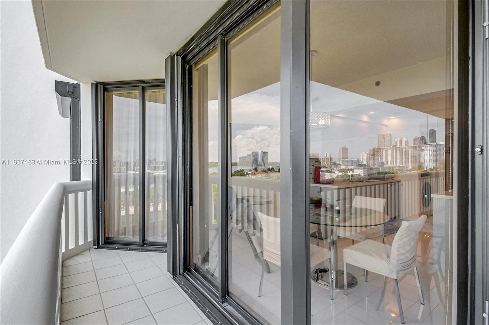 Ver detalles 808 2 / 2 1560 sq. ft. $ 2025-07-09 0 foto
