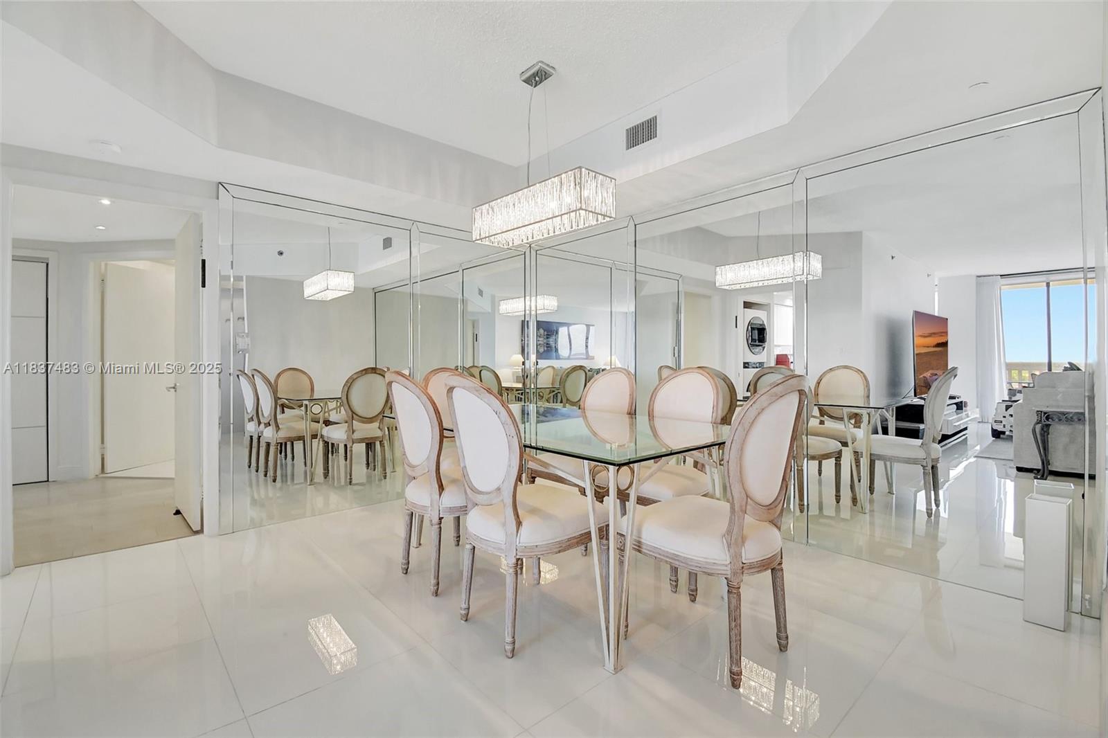 Ver detalles 808 2 / 2 1560 sq. ft. $ 2025-07-09 0 foto