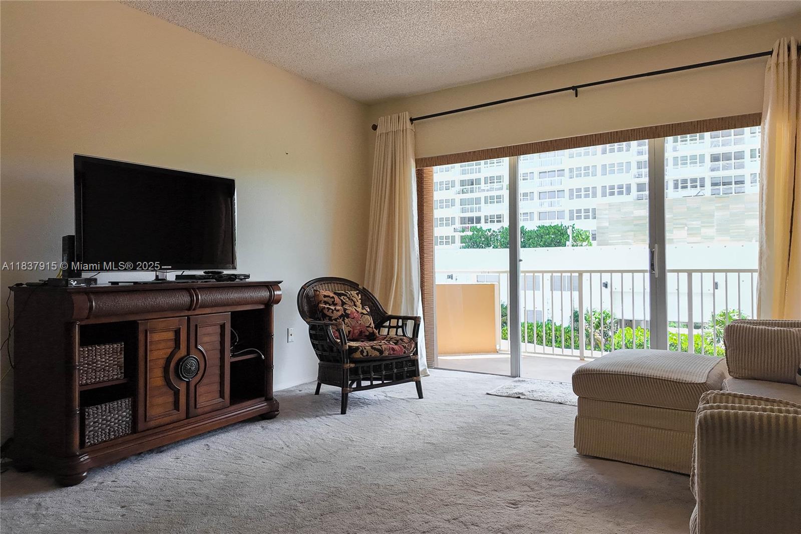 See details 3A 1 / 2 870 sq. ft. $ 2025-07-21 0 Photo