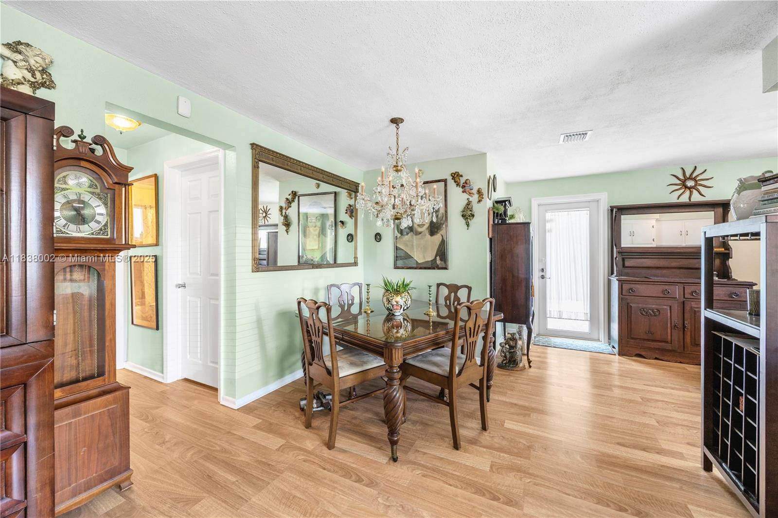 See details / 1722 sq. ft. $ 2025-07-14 0 Photo
