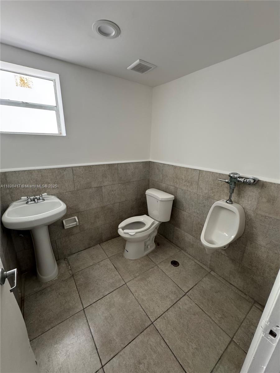   /   sq. ft. $ 2025-11-16 0 foto