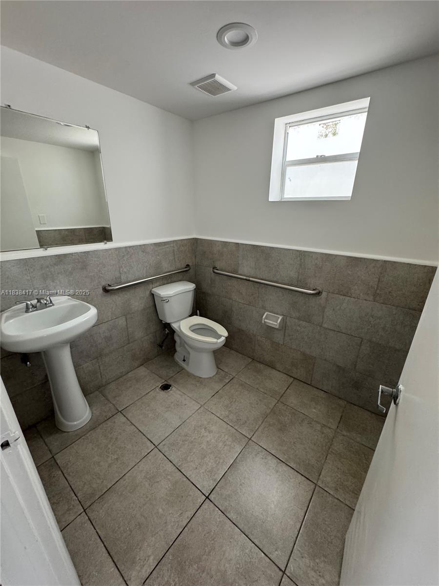   /   sq. ft. $ 2025-11-16 0 foto