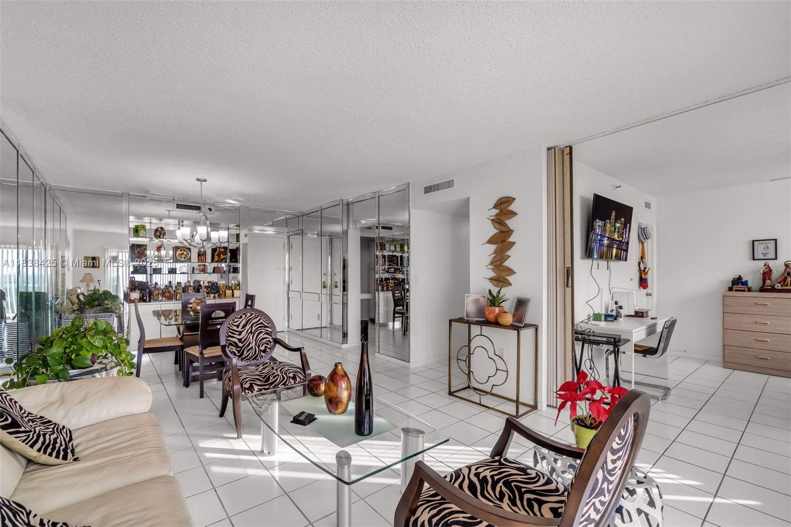 See details 812 2 / 2 1132 sq. ft. $ 2025-07-11 0 Photo