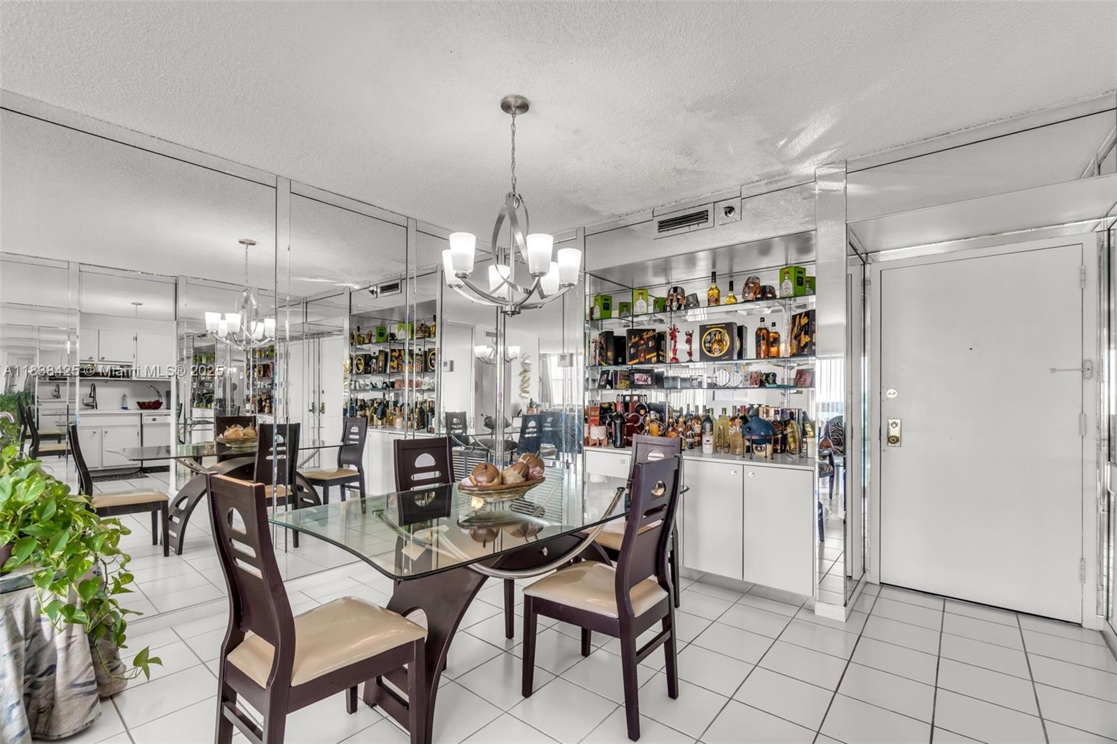 See details 812 2 / 2 1132 sq. ft. $ 2025-07-11 0 Photo