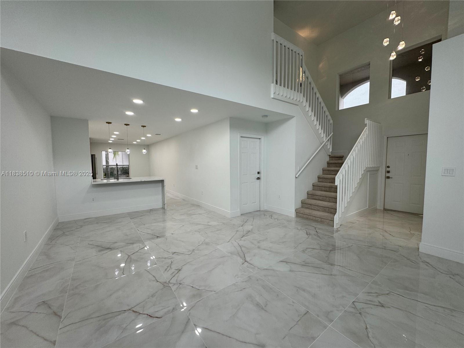 Photo of 1470 Sweetbay Way (1470), Hollywood, Florida, 33019 - Double-height ceiling