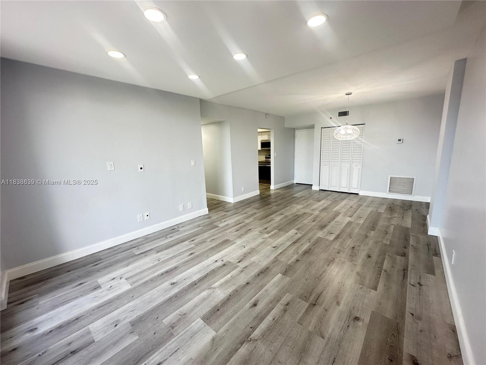 405 2 / 2 1100 sq. ft. $ 2025-08-15 0 Photo