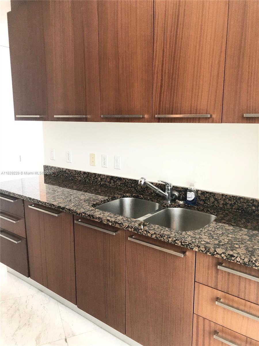 See details 805 2 / 2 1463 sq. ft. $ 2025-07-12 0 Photo