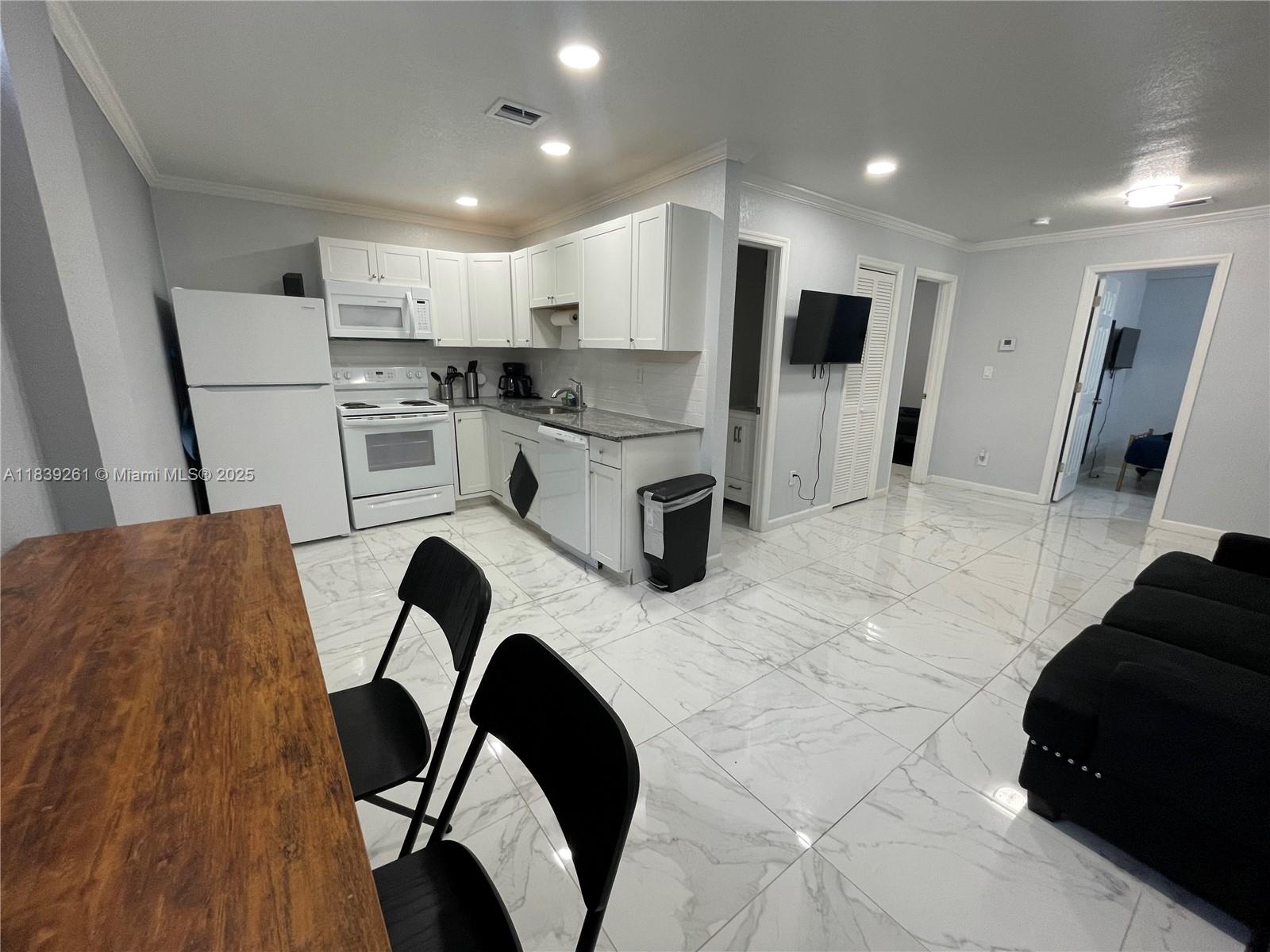 See details / 2400 sq. ft. $ 2025-08-06 0 Photo