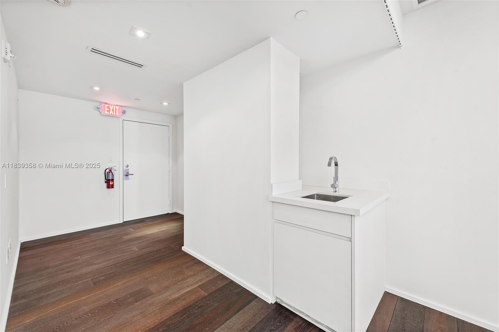 919  /   sq. ft. $ 2025-07-12 0 Photo
