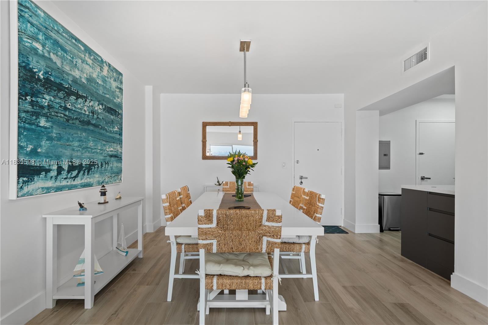Ver detalles 1510 2 / 2 1220 sq. ft. $ 2025-07-13 0 foto