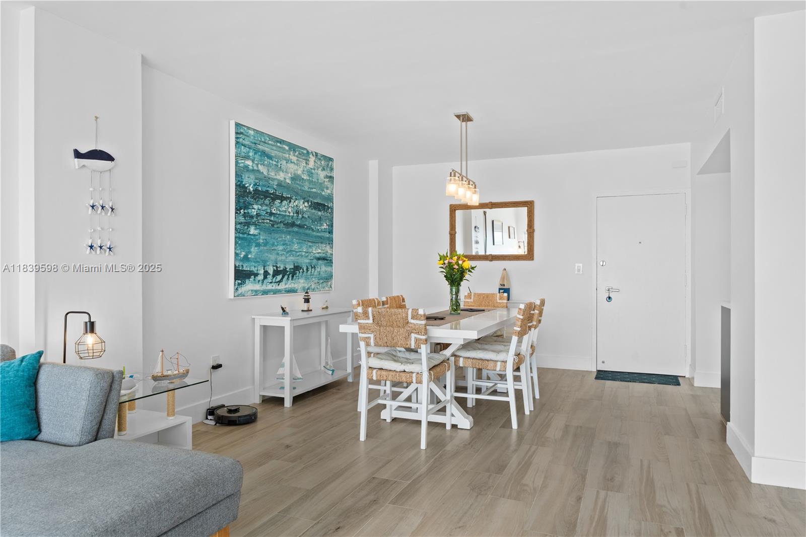 Ver detalles 1510 2 / 2 1220 sq. ft. $ 2025-07-13 0 foto