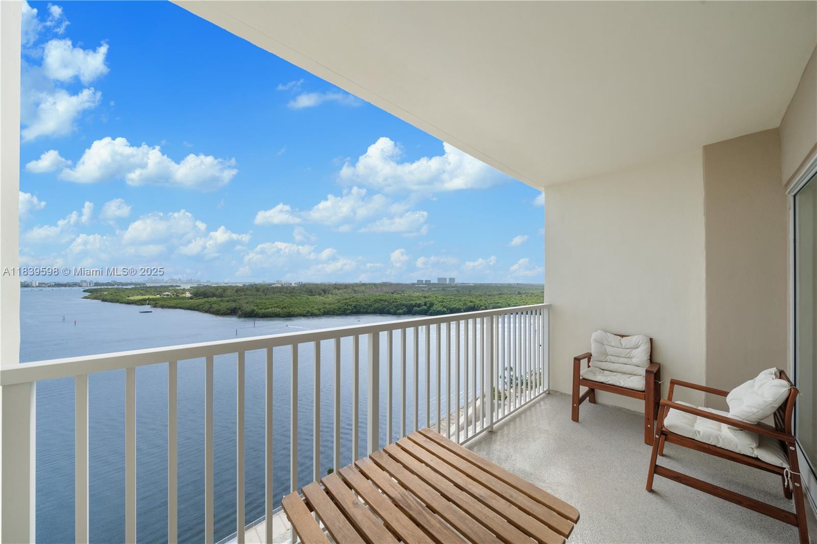 Ver detalles 1510 2 / 2 1220 sq. ft. $ 2025-07-13 0 foto
