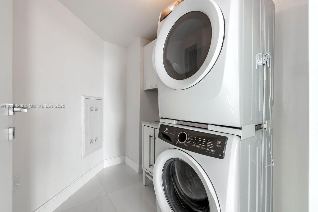 See details 4-1808 3 / 4 1892 sq. ft. $ 2025-07-13 0 Photo