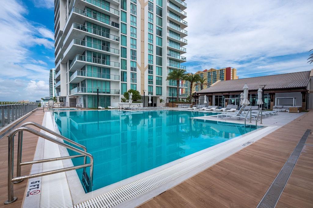 See details 4-1808 3 / 4 1892 sq. ft. $ 2025-07-13 0 Photo