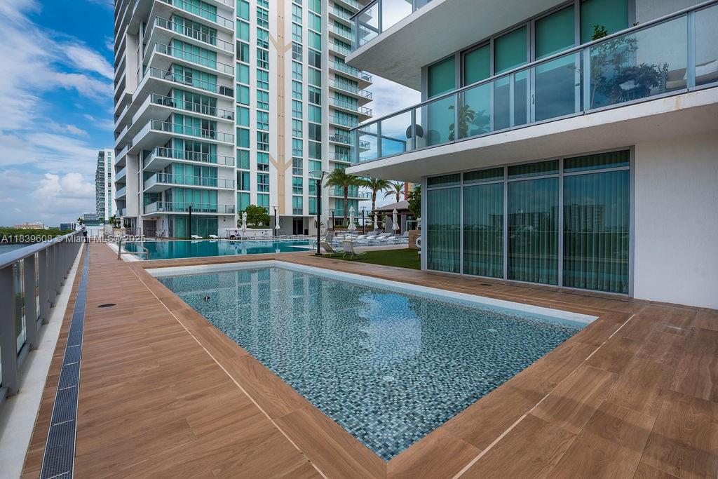 See details 4-1808 3 / 4 1892 sq. ft. $ 2025-07-13 0 Photo