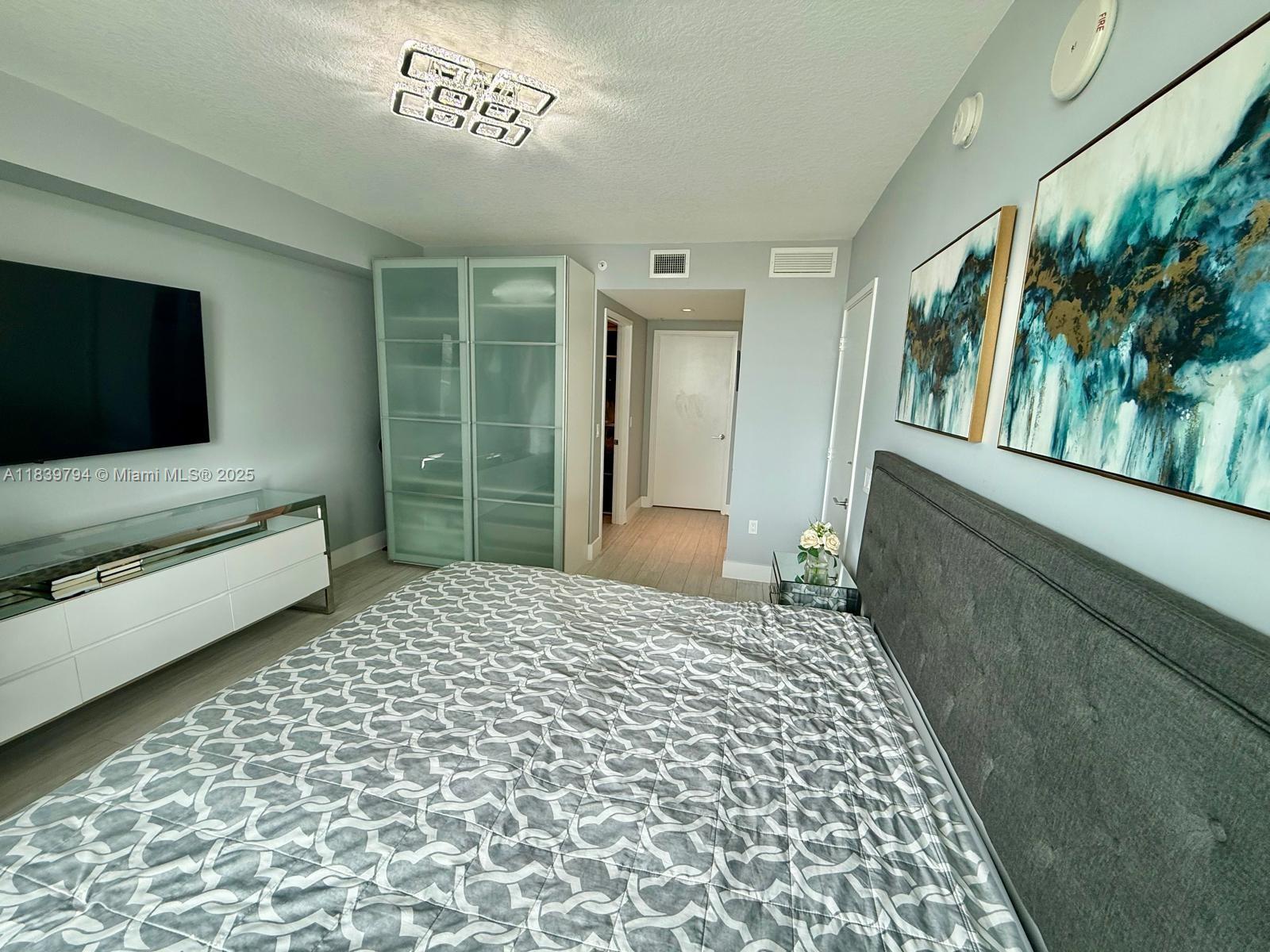 See details 4-1806 2 / 3 1524 sq. ft. $ 2025-07-14 0 Photo