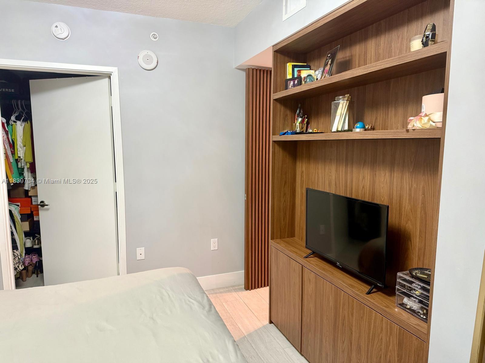 See details 4-1806 2 / 3 1524 sq. ft. $ 2025-07-14 0 Photo
