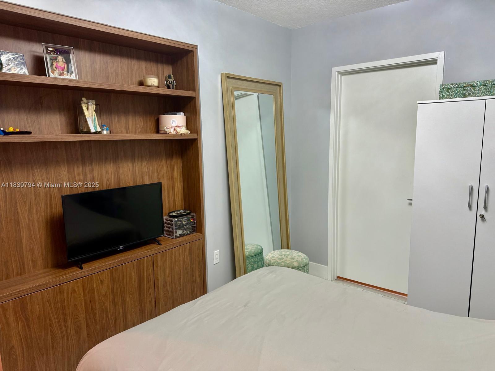 See details 4-1806 2 / 3 1524 sq. ft. $ 2025-07-14 0 Photo