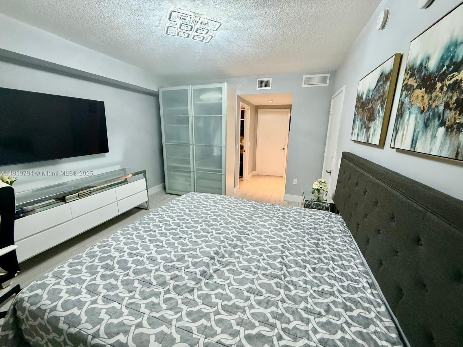 See details 4-1806 2 / 3 1524 sq. ft. $ 2025-07-14 0 Photo