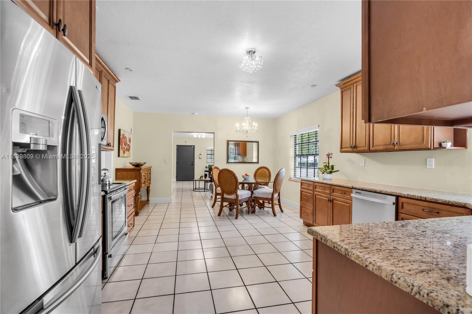 See details / 2370 sq. ft. $ 2025-07-14 0 Photo