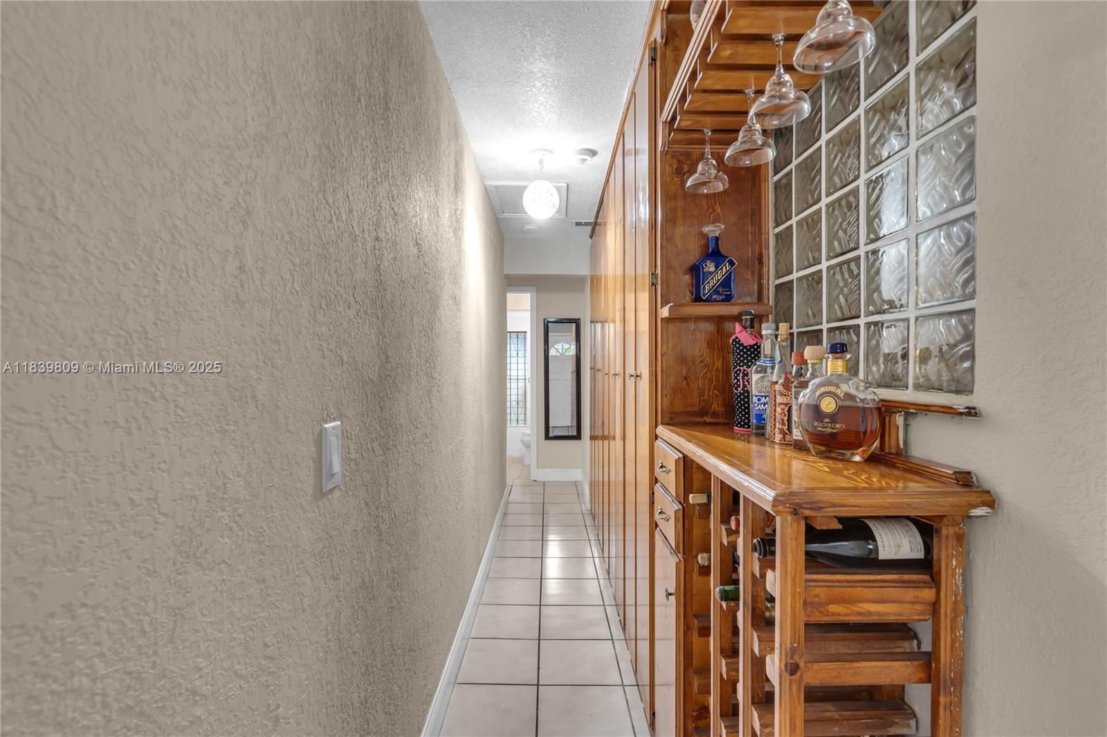 See details / 2370 sq. ft. $ 2025-07-14 0 Photo