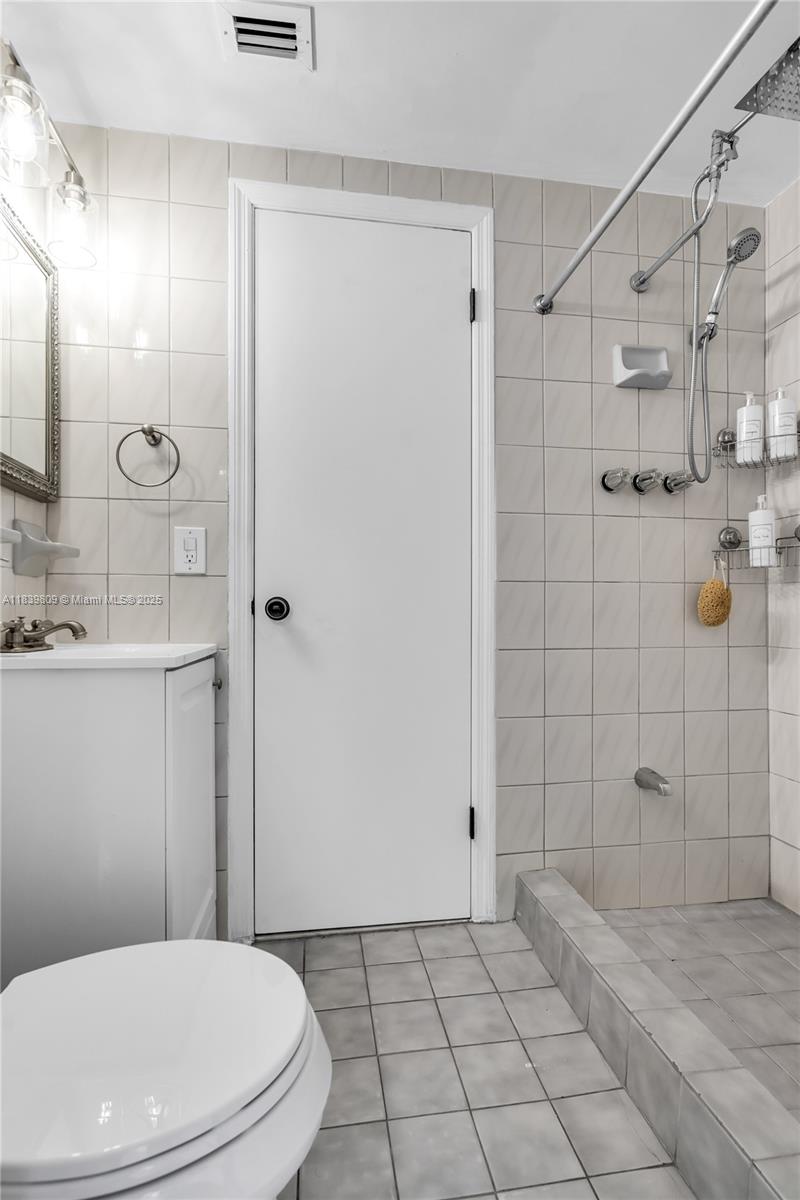 See details / 2370 sq. ft. $ 2025-07-14 0 Photo