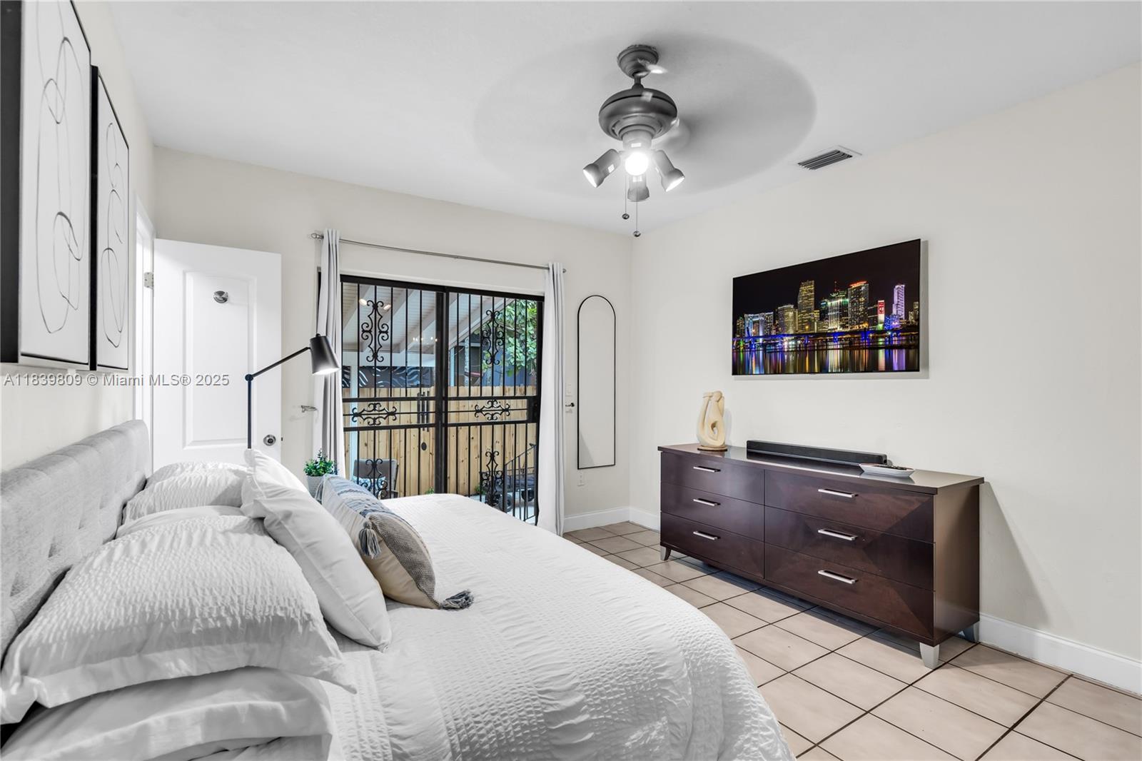 See details / 2370 sq. ft. $ 2025-07-14 0 Photo