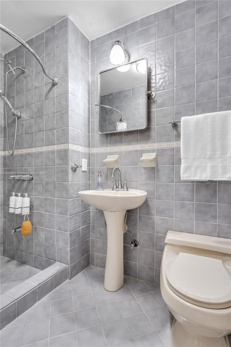 See details / 2370 sq. ft. $ 2025-07-14 0 Photo