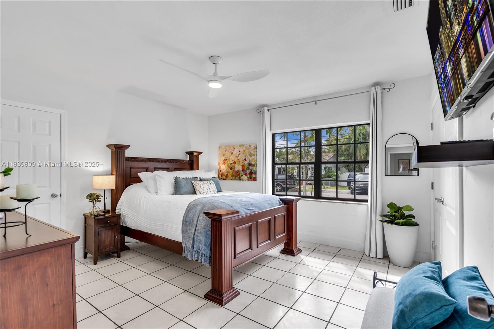 See details / 2370 sq. ft. $ 2025-07-14 0 Photo