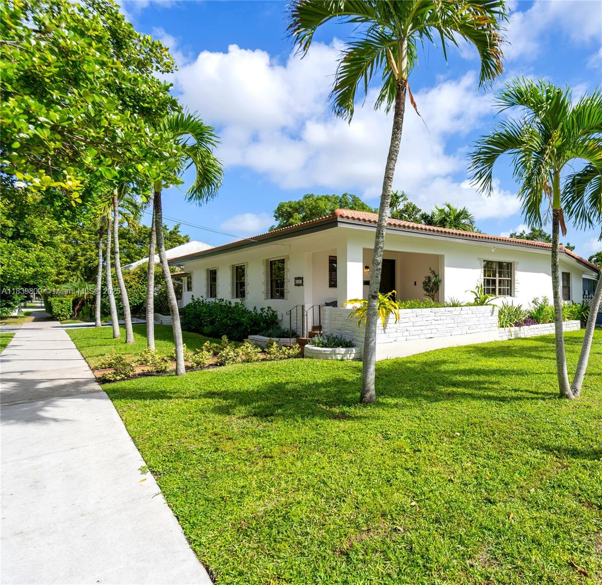 See details / 2370 sq. ft. $ 2025-07-14 0 Photo