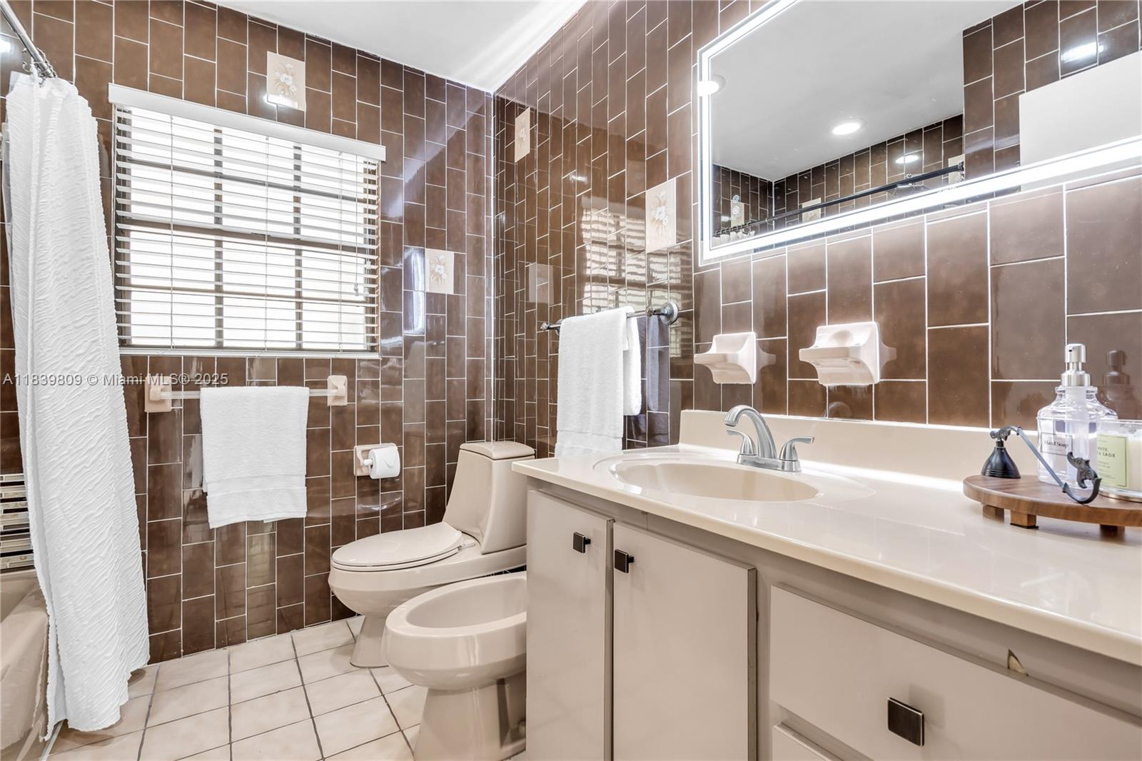 See details / 2370 sq. ft. $ 2025-07-14 0 Photo