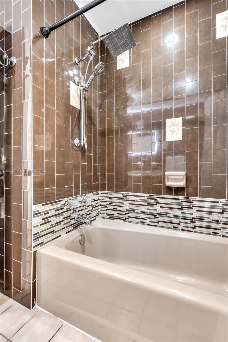 See details / 2370 sq. ft. $ 2025-07-14 0 Photo