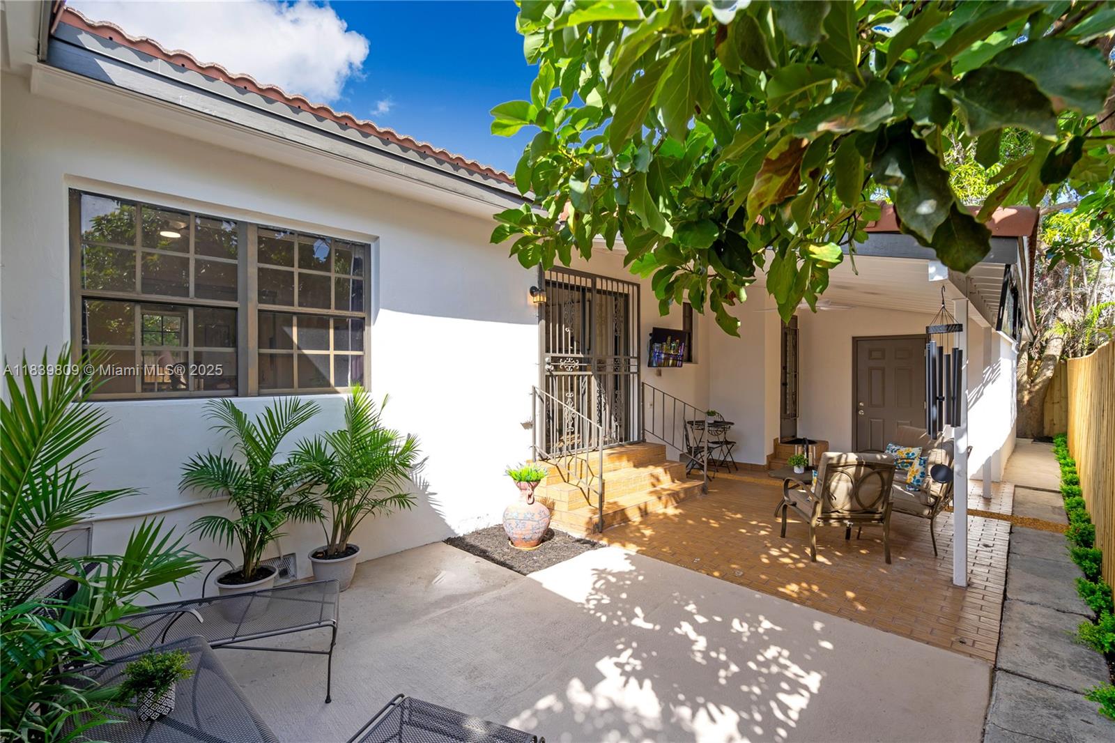 See details / 2370 sq. ft. $ 2025-07-14 0 Photo