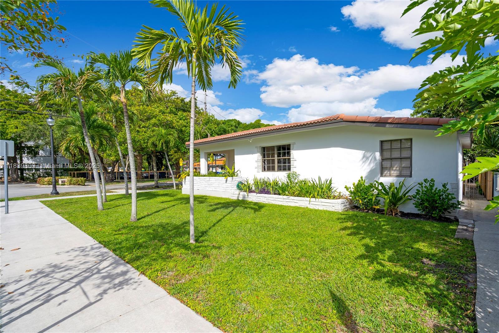 See details / 2370 sq. ft. $ 2025-07-14 0 Photo