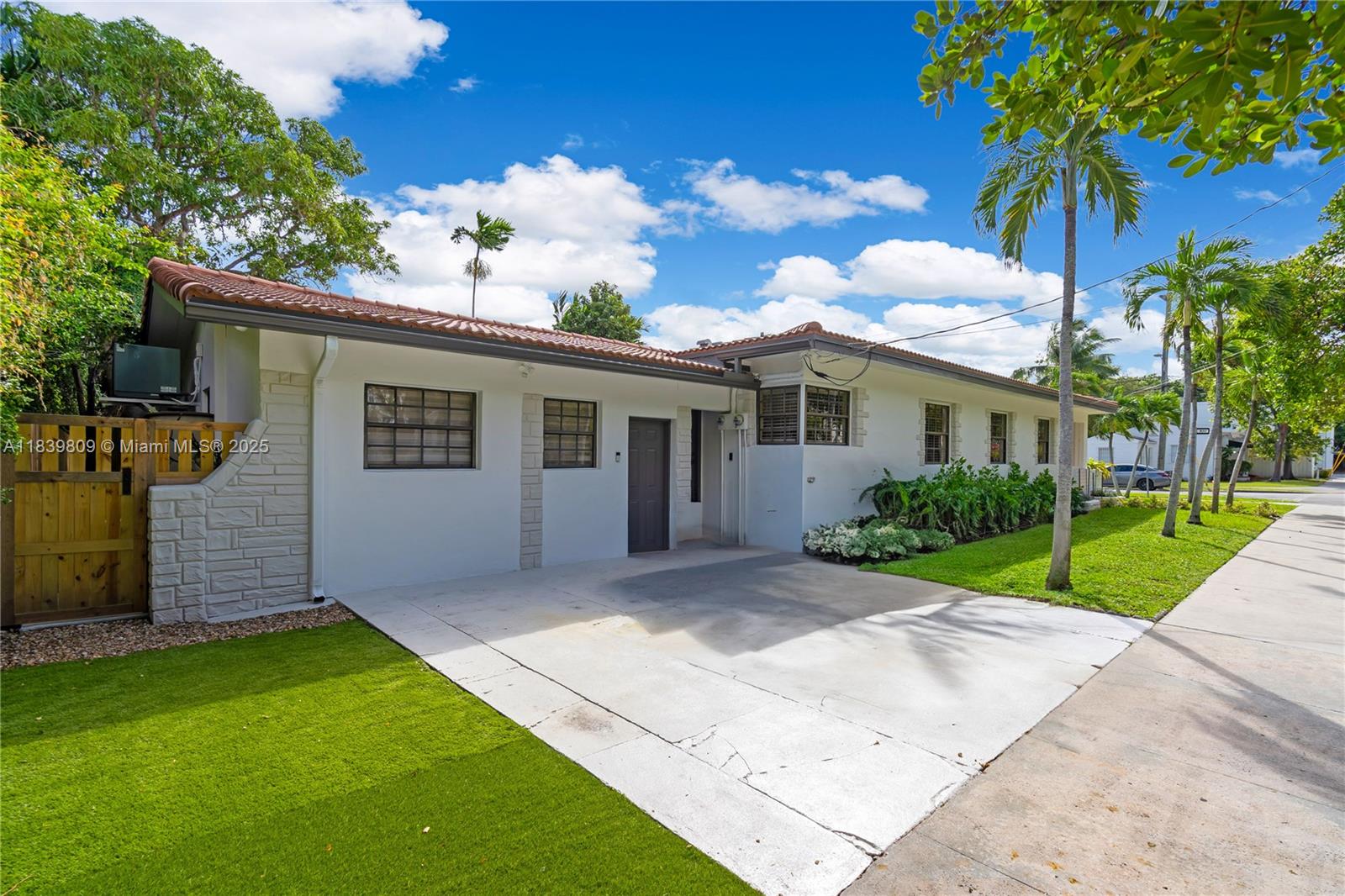 See details / 2370 sq. ft. $ 2025-07-14 0 Photo