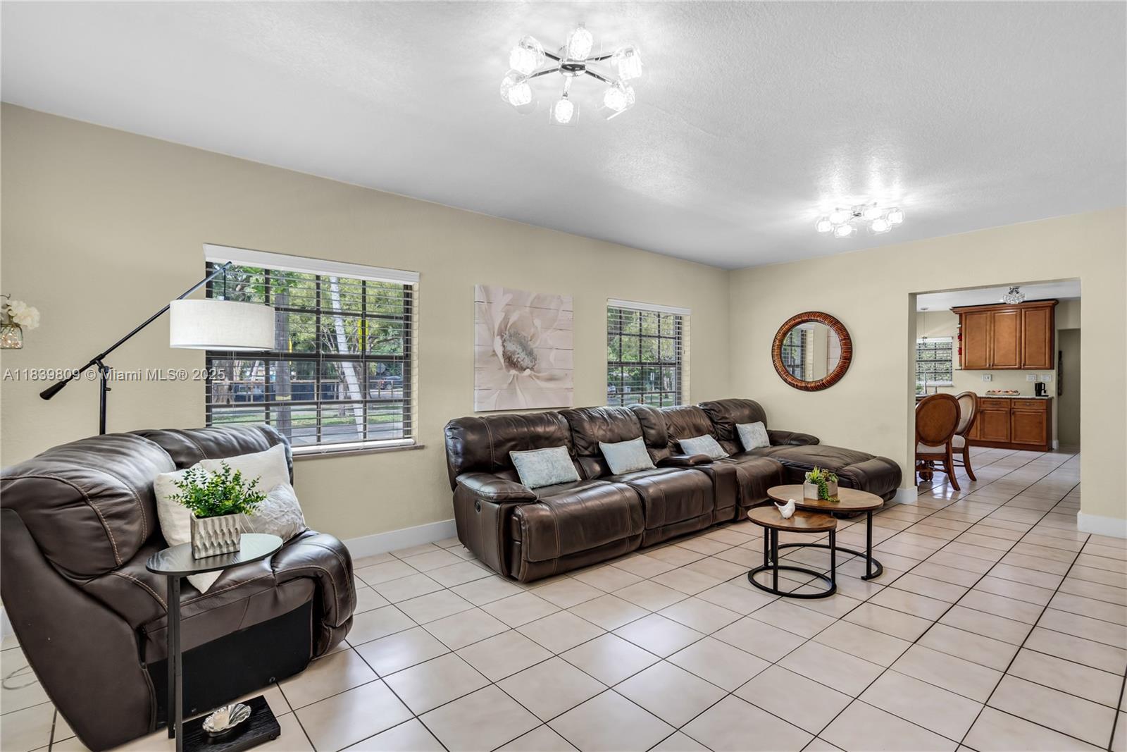 See details / 2370 sq. ft. $ 2025-07-14 0 Photo