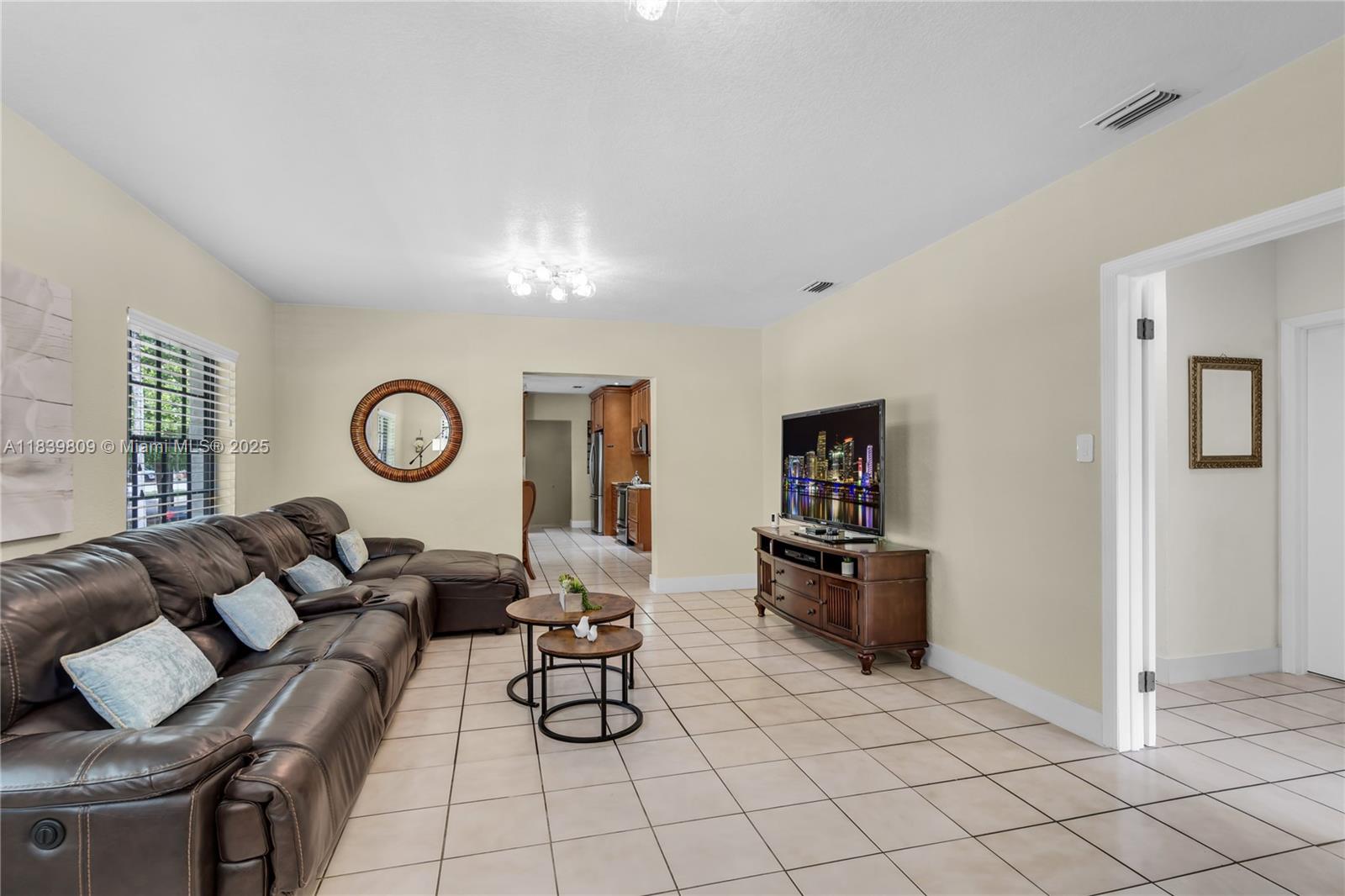 See details / 2370 sq. ft. $ 2025-07-14 0 Photo