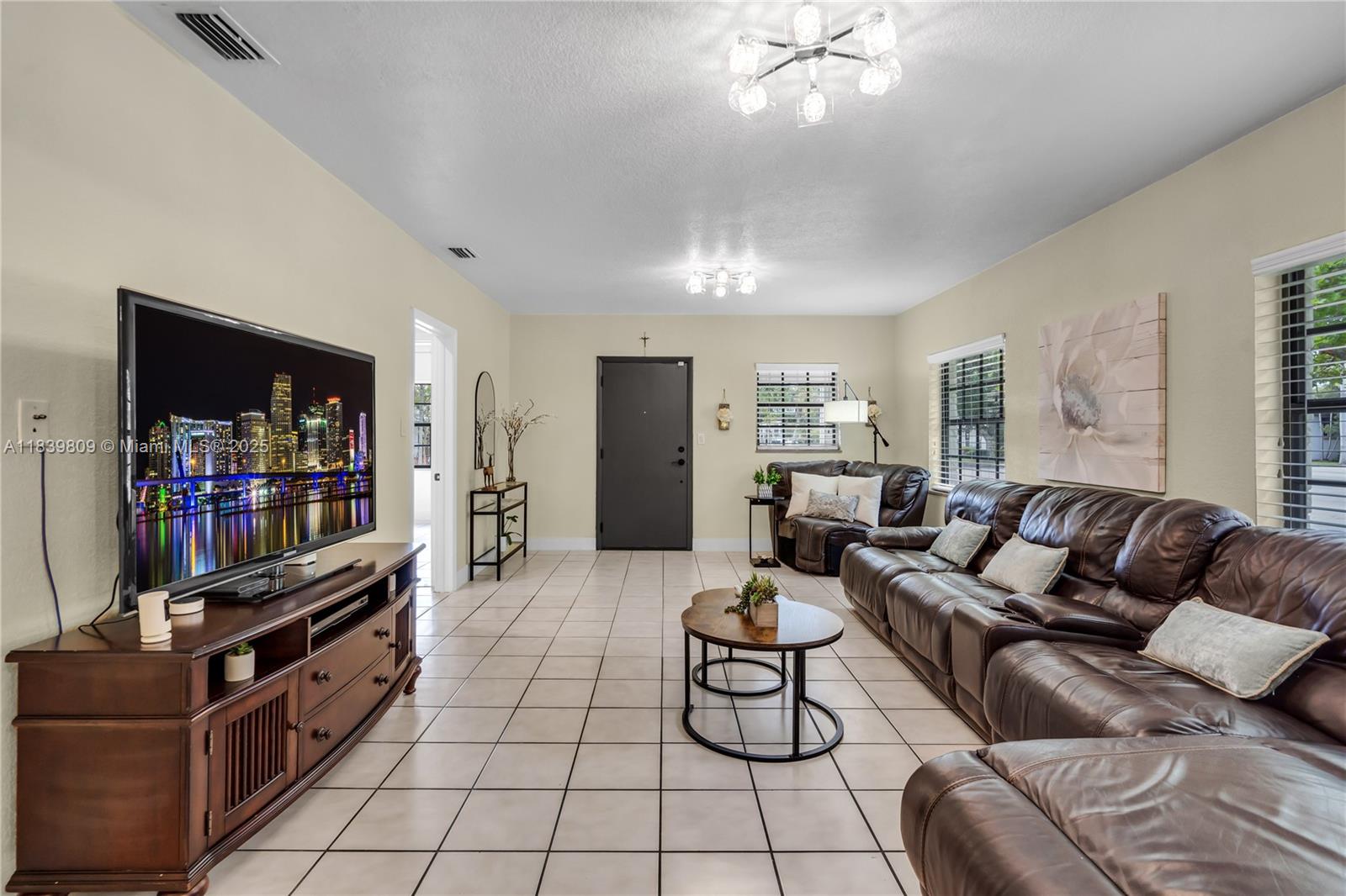 See details / 2370 sq. ft. $ 2025-07-14 0 Photo
