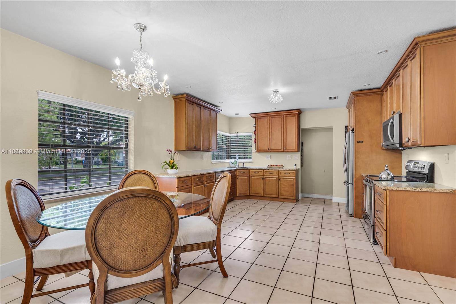 See details / 2370 sq. ft. $ 2025-07-14 0 Photo
