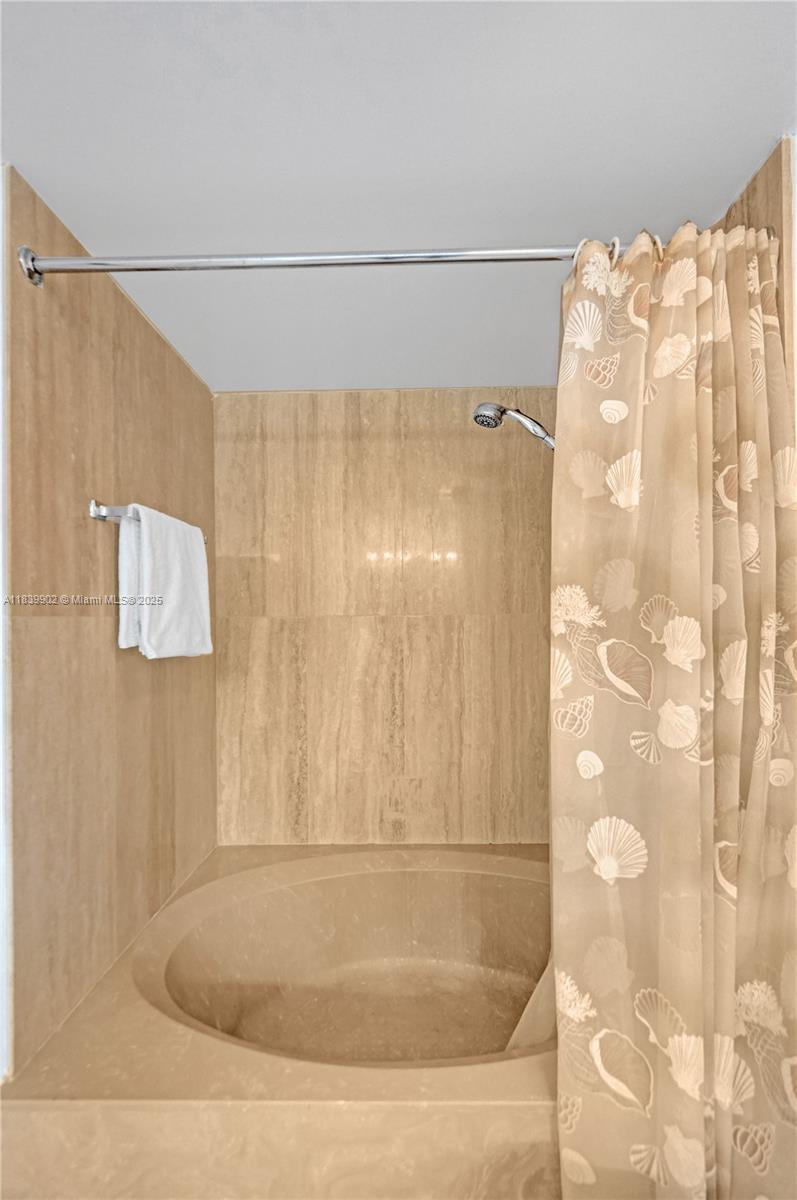 Photo of 1201 Ocean Dr  #904N, Hollywood, Florida, 33019 - Oversized soaking tub