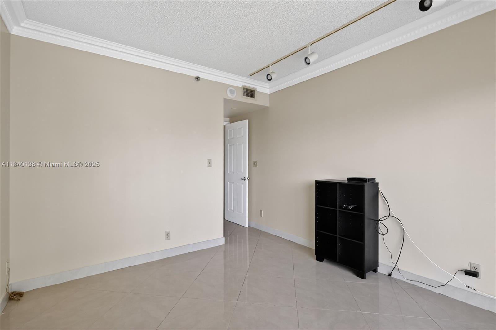 Photo of 20185 Country Club Dr  #1405, Aventura, Florida, 33180 - 