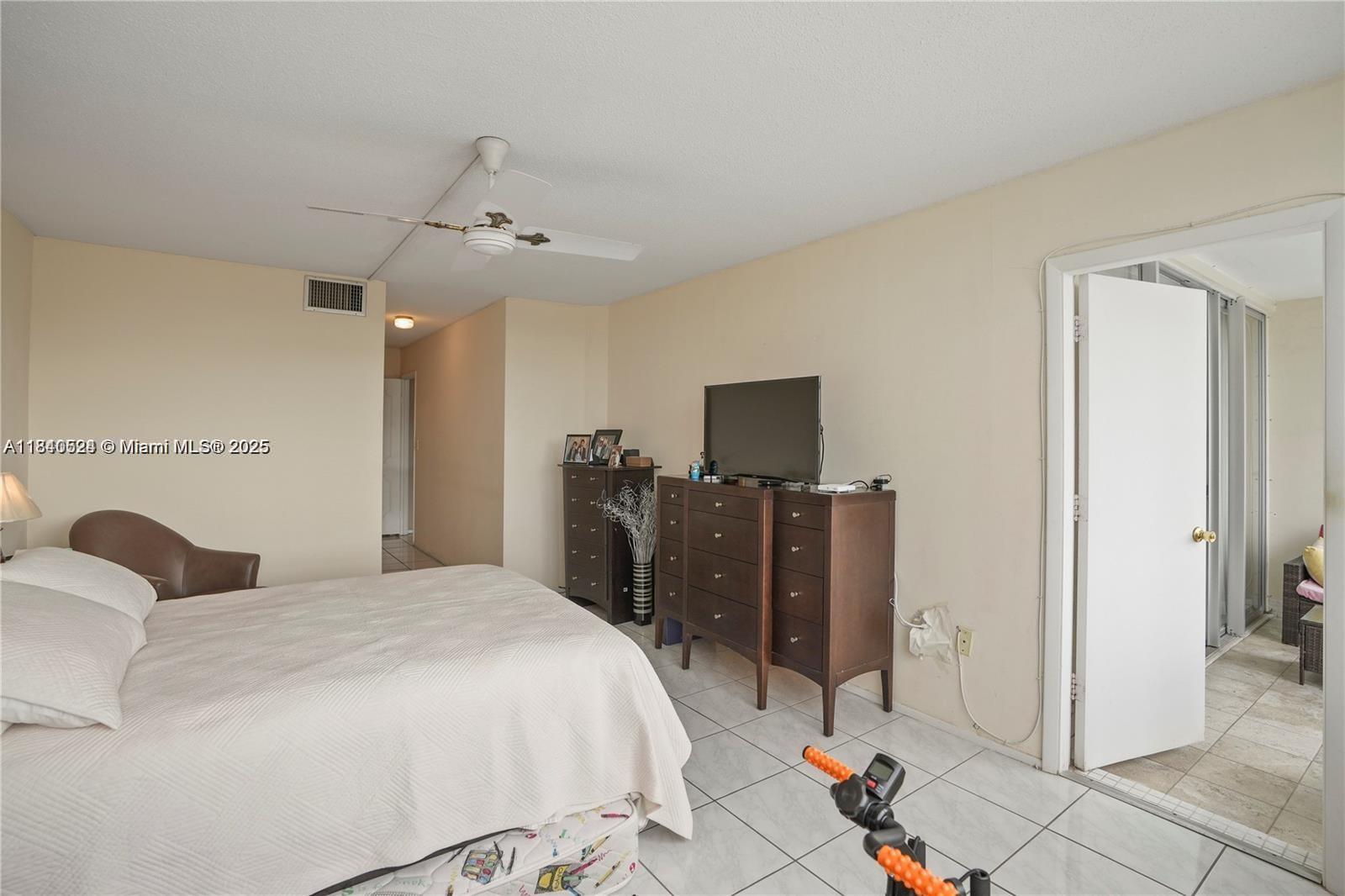 See details 411-2 1 / 2 1036 sq. ft. $ 2025-07-15 0 Photo