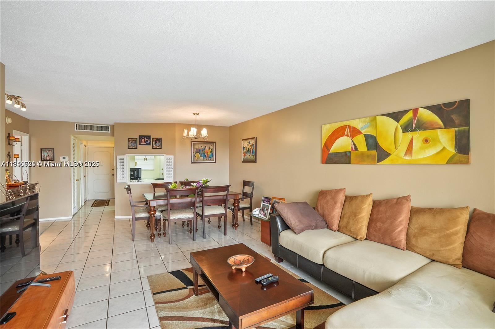 See details 411-2 1 / 2 1036 sq. ft. $ 2025-07-15 0 Photo